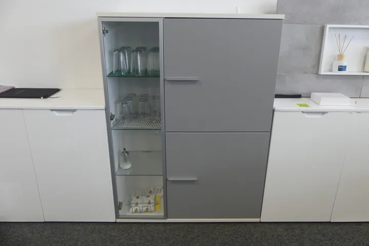 Sideboard, mit Inhalt Maße in cm ca.: 97 x 39,5 x 134
